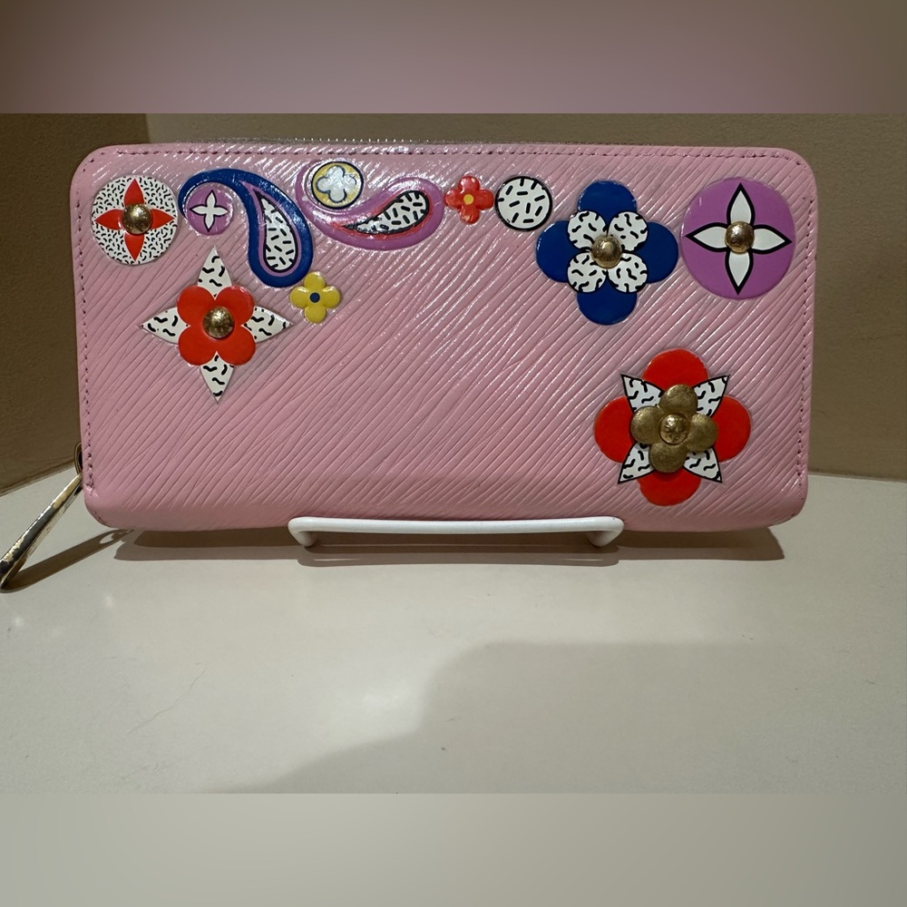 LOUIS VUITTON
Epi Blooming Flowers Zippy Wallet
Rose Ballerine *please read*